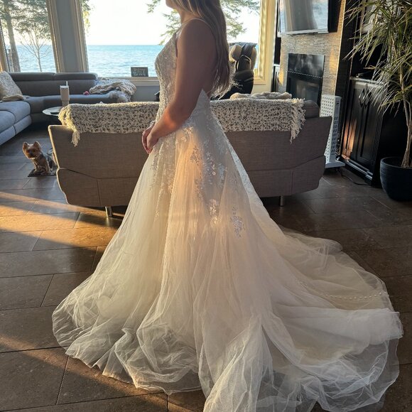 Unworn, Unaltered A-line Wedding Dress, Size 8 - Picture 3 of 7